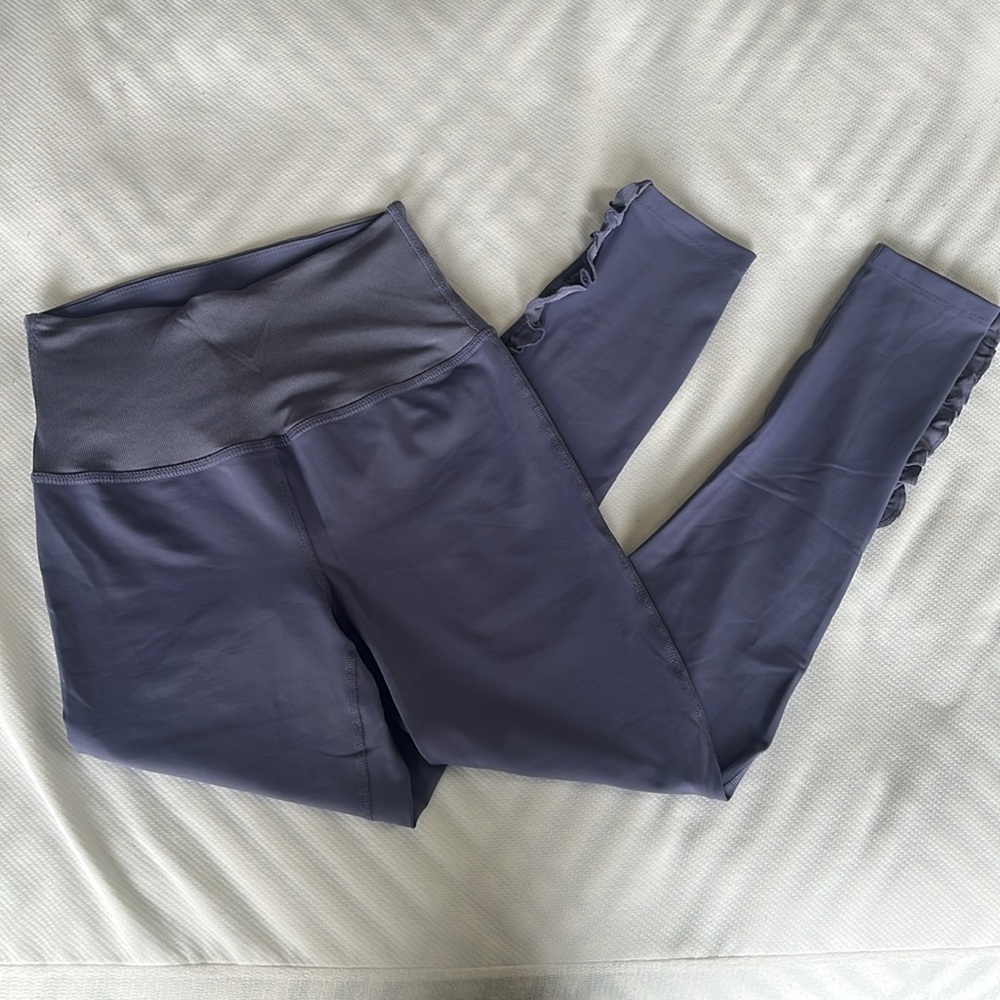 Beyond Yoga Periwinkle Ruffle Cropped Leggings High Waist